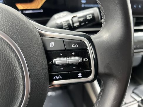 Used 2025 Kia Carnival FWD image 52