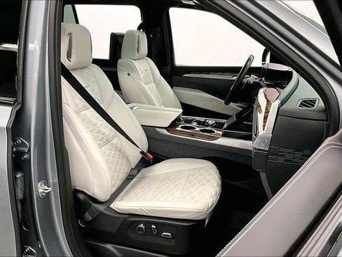 Used 2025 Cadillac Escalade Sport Platinum w/ LPO, ONYX Package AWD/4WD image 8