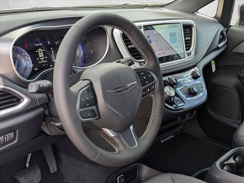 New 2026 Chrysler Pacifica Select image 3
