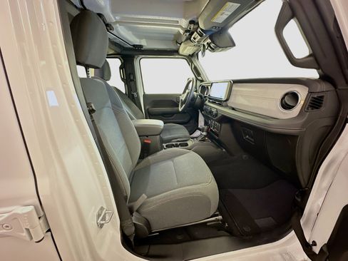Used 2025 Jeep Wrangler Sahara image 31