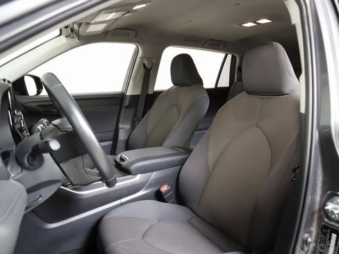 Used 2024 Toyota Highlander LE image 24