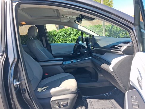 Certified 2025 Toyota Sienna XLE FWD image 29