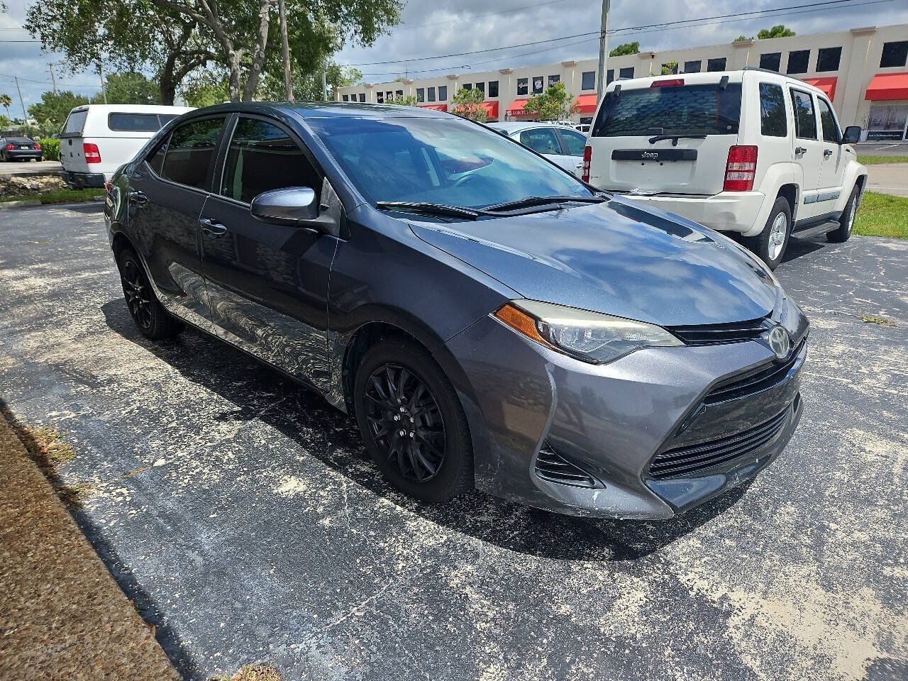 Used 2017 Toyota Corolla LE FWD image 4