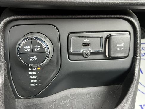Used 2017 Jeep Renegade Trailhawk AWD/4WD image 16