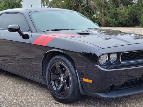 Used 2014 Dodge Challenger SXT image 8