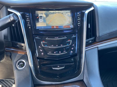 Used 2018 Cadillac Escalade Luxury image 15