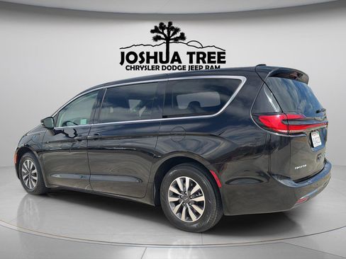 Used 2024 Chrysler Pacifica Limited FWD image 5