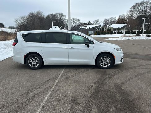 Used 2024 Chrysler Pacifica Touring-L image 2