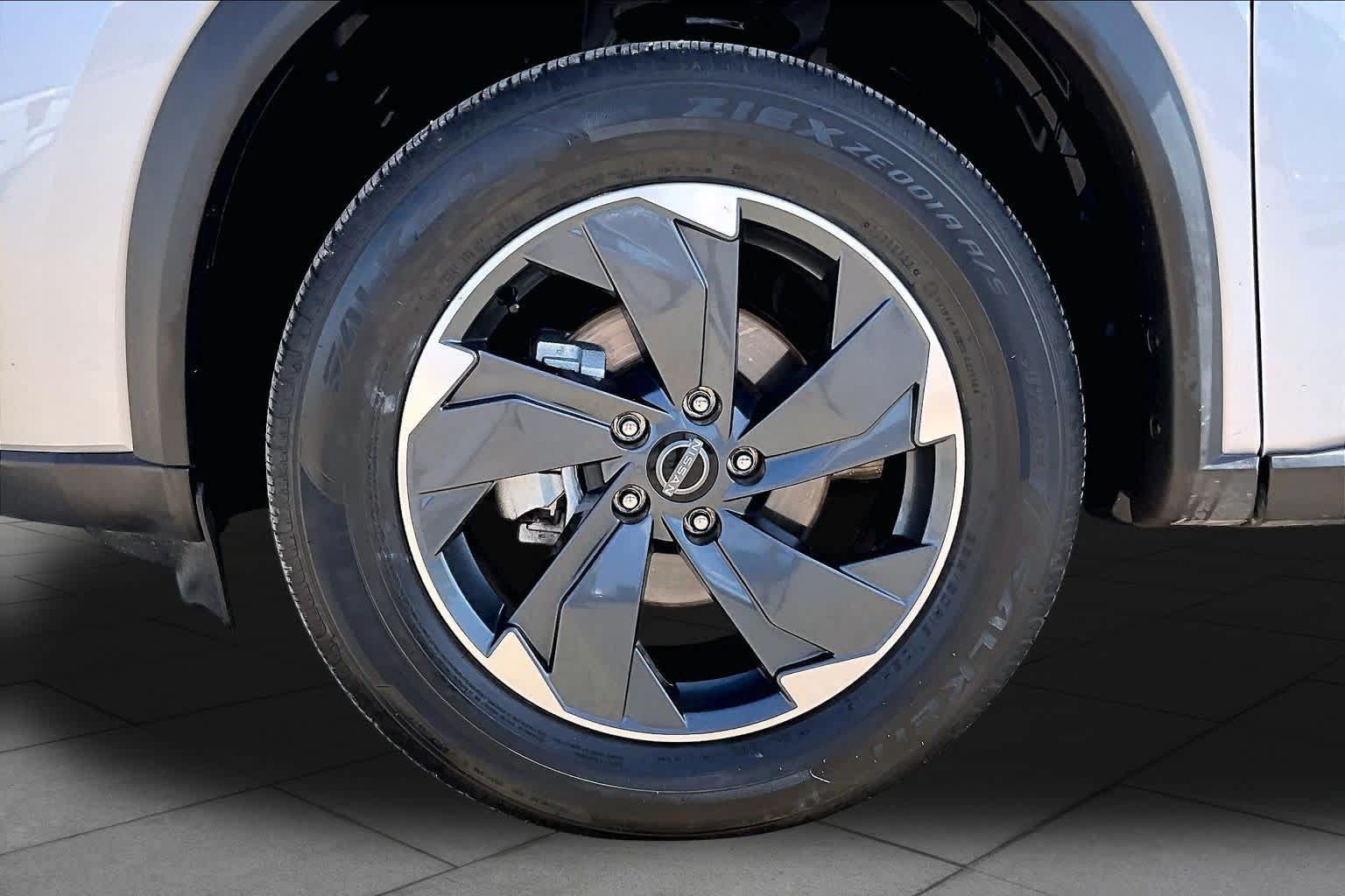 Used 2025 Nissan Rogue SV AWD/4WD image 11