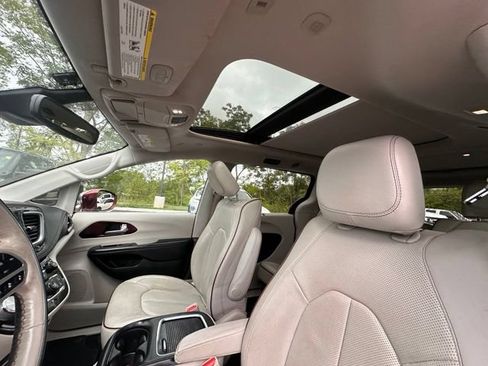Used 2019 Chrysler Pacifica Limited w/ Tire & Wheel Group FWD image 27