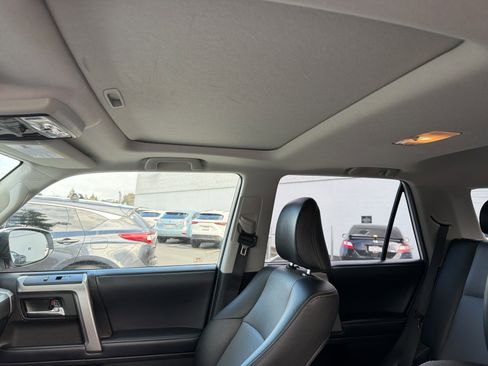 Used 2018 Toyota 4Runner SR5 Premium image 9