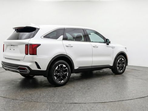 Used 2024 Kia Sorento S image 9