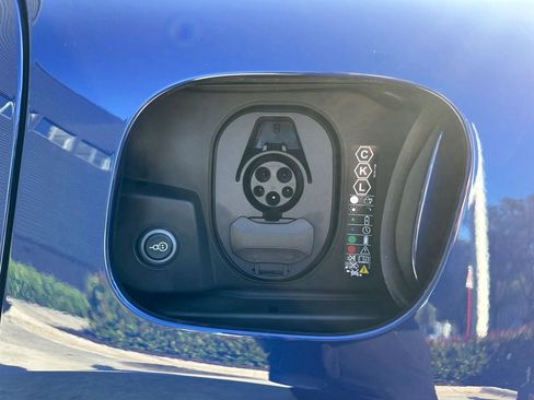 Used 2026 Porsche Macan Turbo Electric AWD/4WD image 45