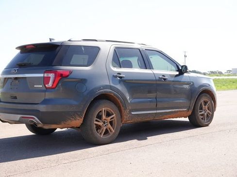 Used 2016 Ford Explorer XLT w/ Equipment Group 202A FWD image 3