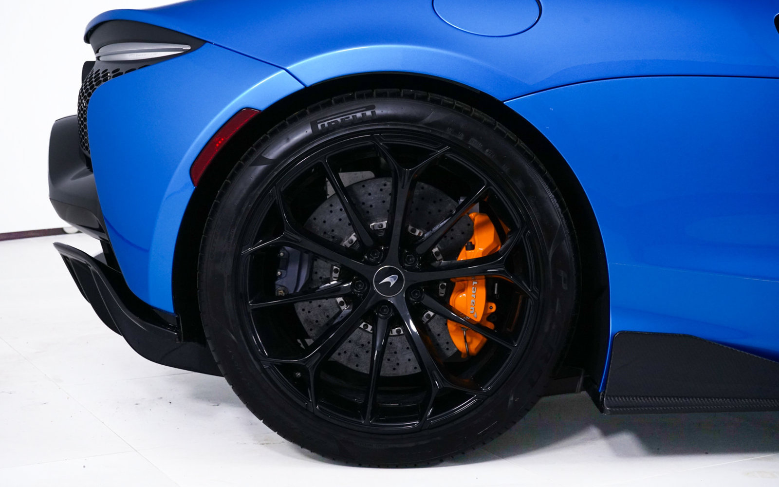 Used 2024 McLaren Artura RWD image 14