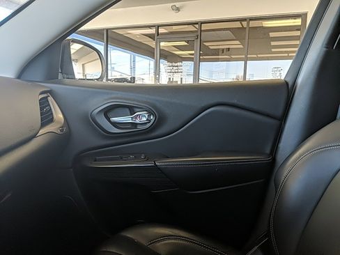 Used 2016 Jeep Cherokee Limited image 21