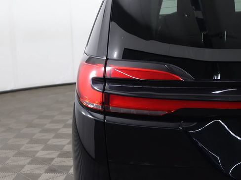 Used 2024 Chrysler Pacifica Touring-L FWD image 16
