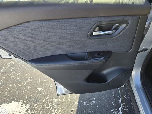 Used 2023 Nissan Rogue SV image 23