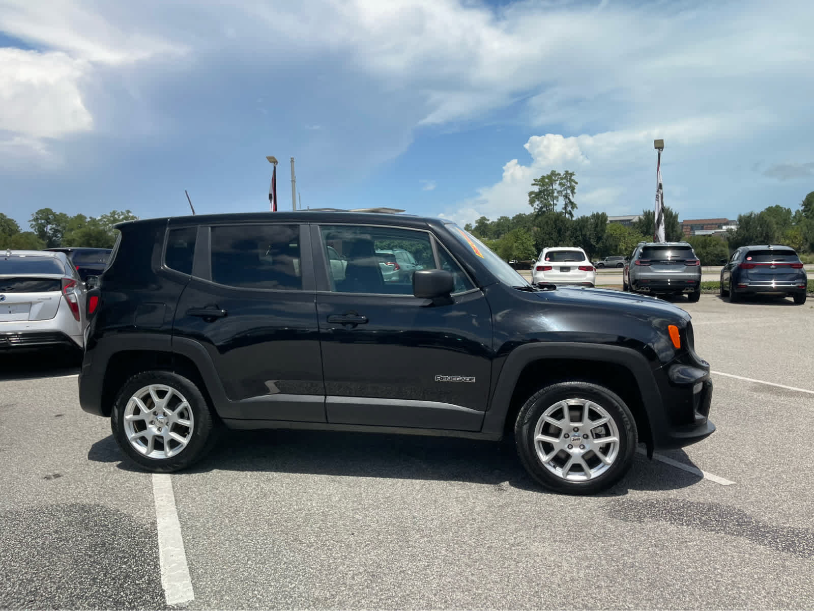 Used 2023 Jeep Renegade Latitude AWD/4WD image 4