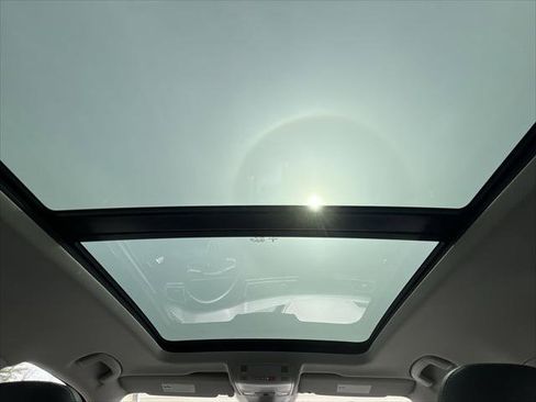 Used 2022 Volkswagen Tiguan SE w/ Panoramic Sunroof Package image 21