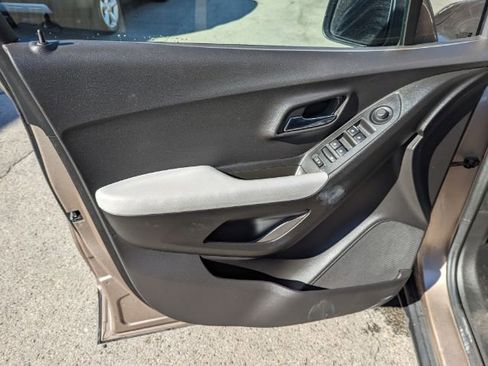 Used 2018 Chevrolet Trax LS FWD image 12