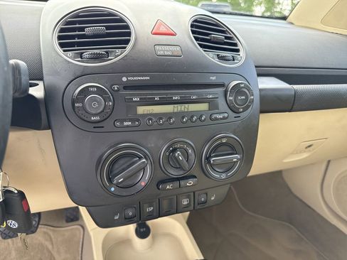 Used 2010 Volkswagen Beetle Coupe image 17