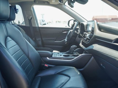 Certified 2021 Toyota Highlander XLE AWD/4WD image 18
