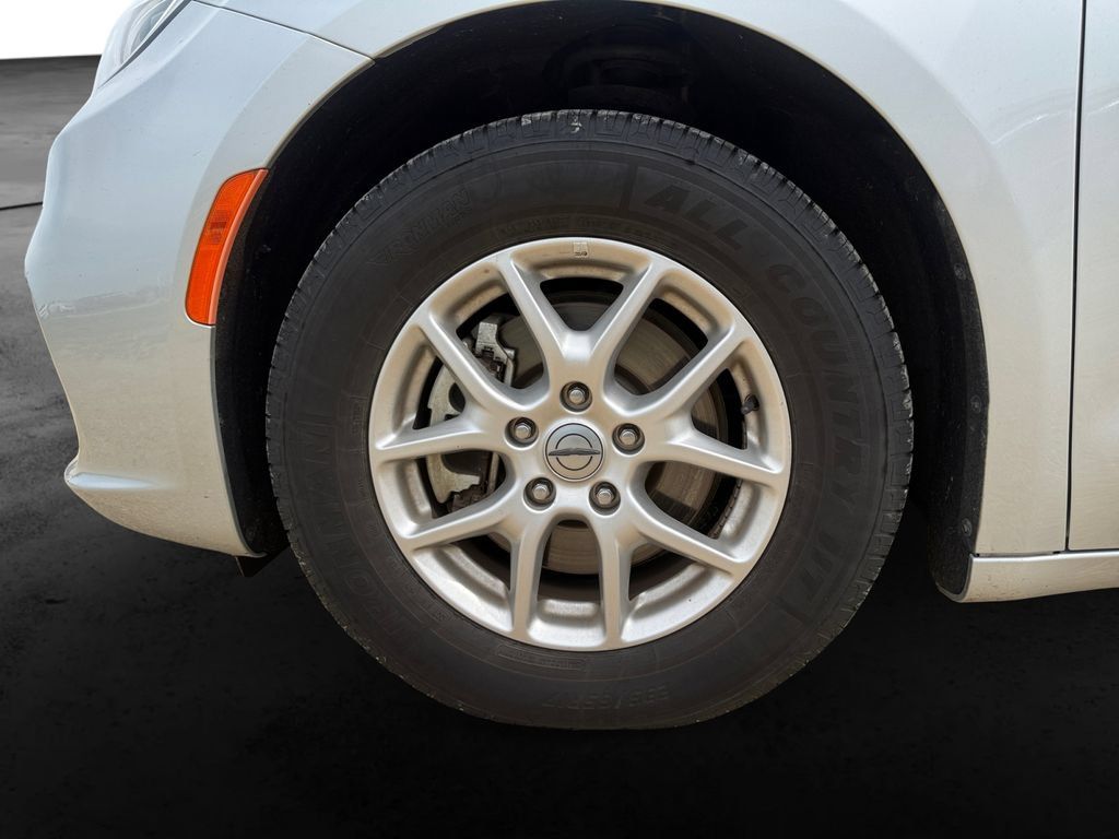 Used 2024 Chrysler Pacifica Touring-L FWD image 11