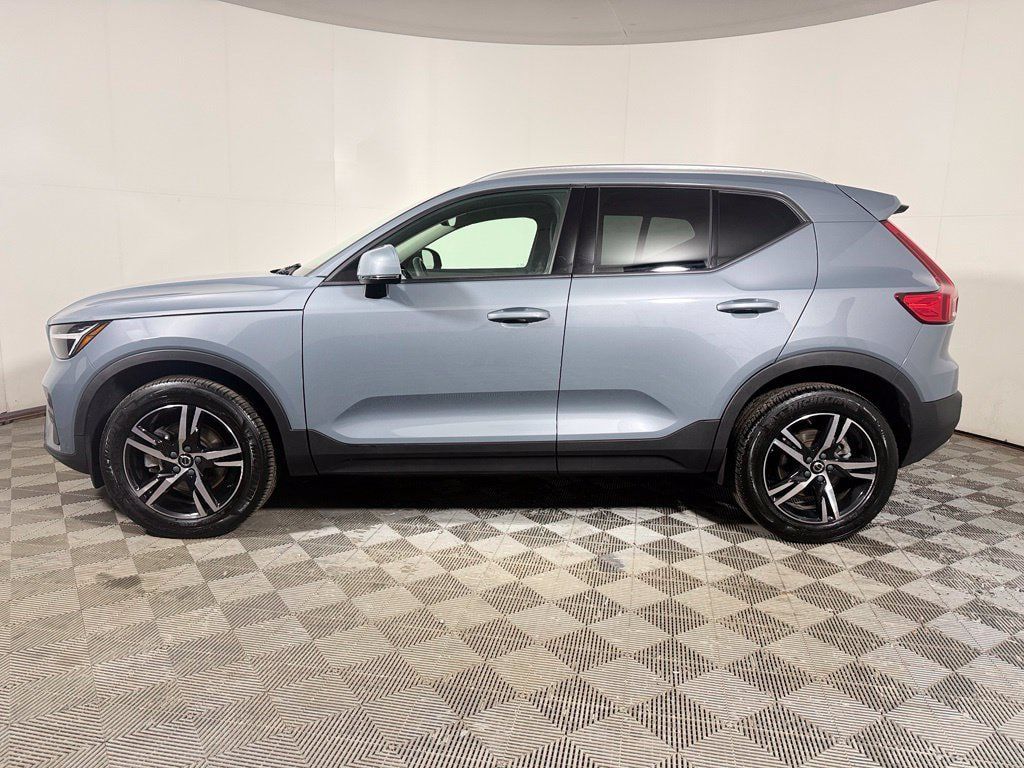 Used 2023 Volvo XC40 B5 Core w/ Convenience Package AWD/4WD image 3