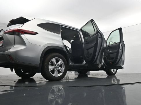 Used 2024 Toyota Highlander LE AWD/4WD image 43