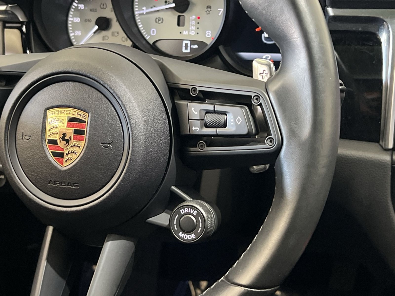 Used 2024 Porsche Macan AWD/4WD image 34