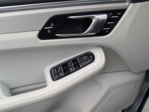 Certified 2024 Porsche Macan AWD/4WD image 20
