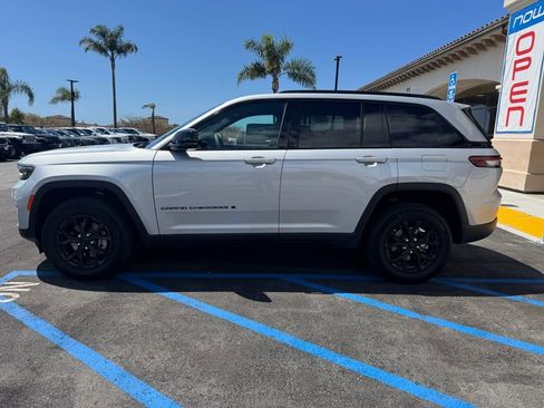 Certified 2025 Jeep Grand Cherokee Altitude image 2