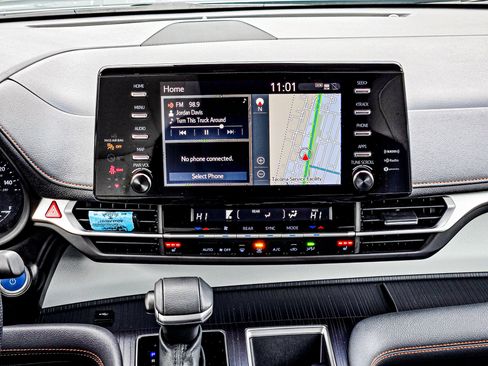 Used 2024 Toyota Sienna XSE image 18