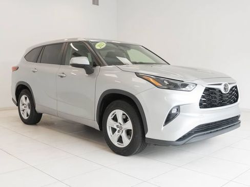 Used 2023 Toyota Highlander LE FWD image 7