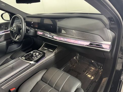 Used 2025 BMW 740i xDrive image 33