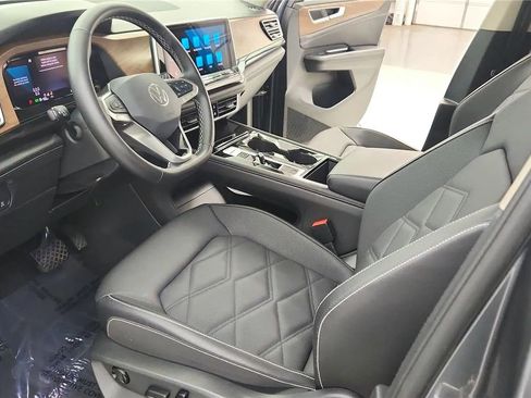 Used 2025 Volkswagen Atlas SE image 22