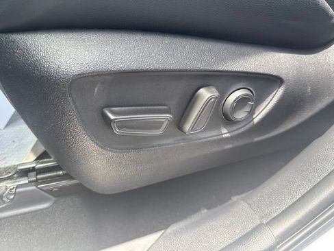 Used 2023 Toyota Highlander XLE AWD/4WD image 12