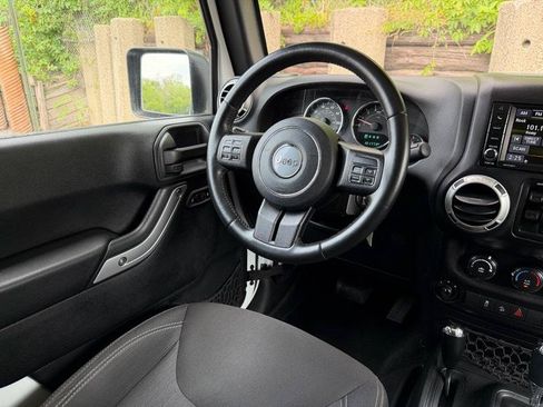 Used 2016 Jeep Wrangler Unlimited Sahara w/ Connectivity Group AWD/4WD image 13