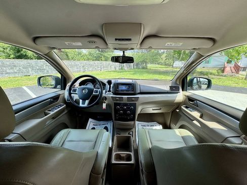 Used 2011 Volkswagen Routan SE FWD image 15