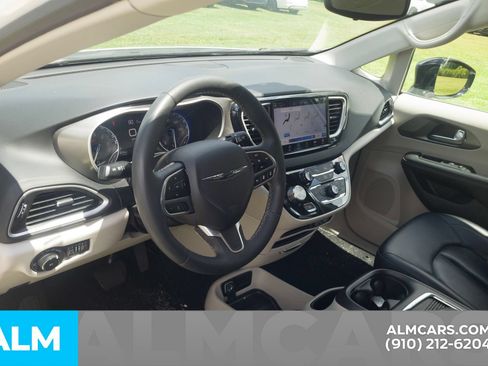 Used 2024 Chrysler Pacifica Touring-L FWD image 5