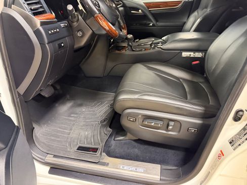 Used 2016 Lexus LX 570 4WD w/ Luxury Package image 18