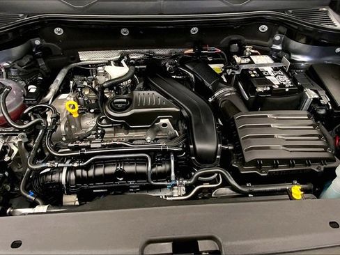 Used 2025 Volkswagen Taos SE w/ Panoramic Sunroof Package image 10