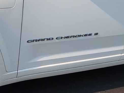 Used 2023 Jeep Grand Cherokee Overland AWD/4WD image 12