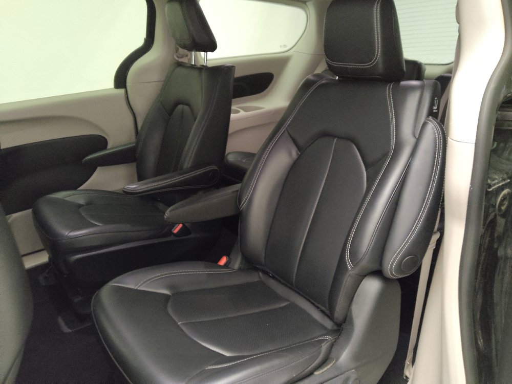 Used 2023 Chrysler Pacifica Touring-L FWD image 18