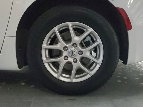 Used 2025 Chrysler Voyager LX image 6