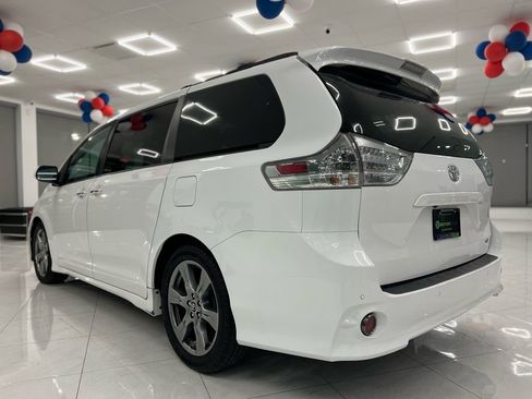 Used 2019 Toyota Sienna SE Premium w/ Carpet Mat Package image 10
