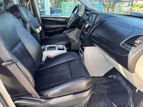 Used 2015 Chrysler Town & Country Touring FWD image 23