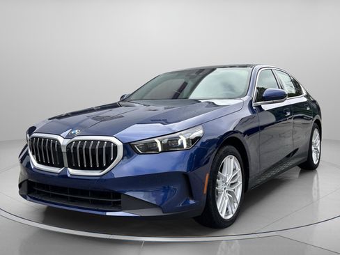 Used 2025 BMW 530i xDrive w/ Premium Package image 2