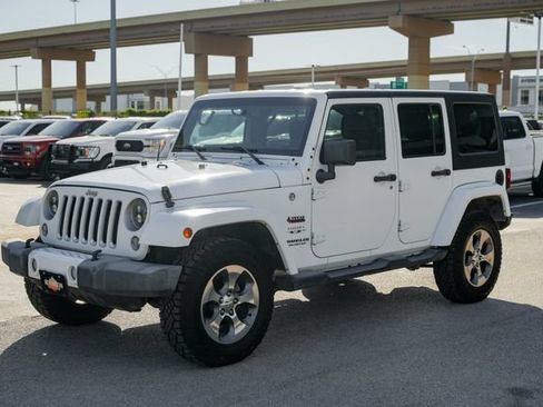 Used 2016 Jeep Wrangler Unlimited Sahara w/ Connectivity Group AWD/4WD image 16